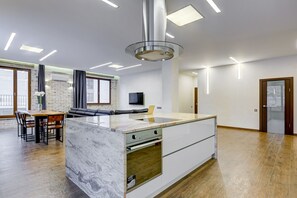 Suite de lujo | Sala de estar | Una televisión de pantalla plana, películas de pago