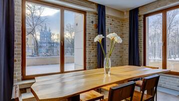 Luxury-Suite | Essbereich im Zimmer