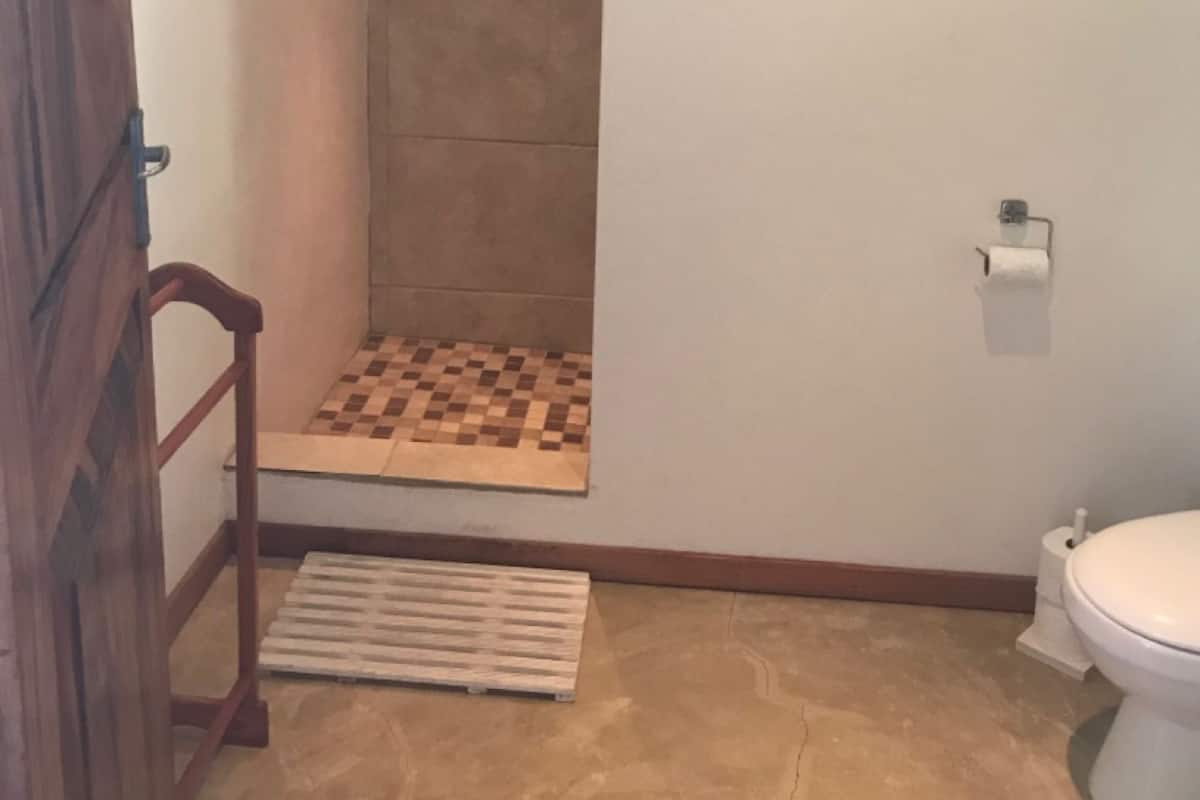 Nhà gỗ Tiêu chuẩn, 1 phòng ngủ, quang cảnh biển (2) | Phòng tắm | Buồng tắm vòi sen, vòi sen phun mưa, khăn tắm, giấy vệ sinh