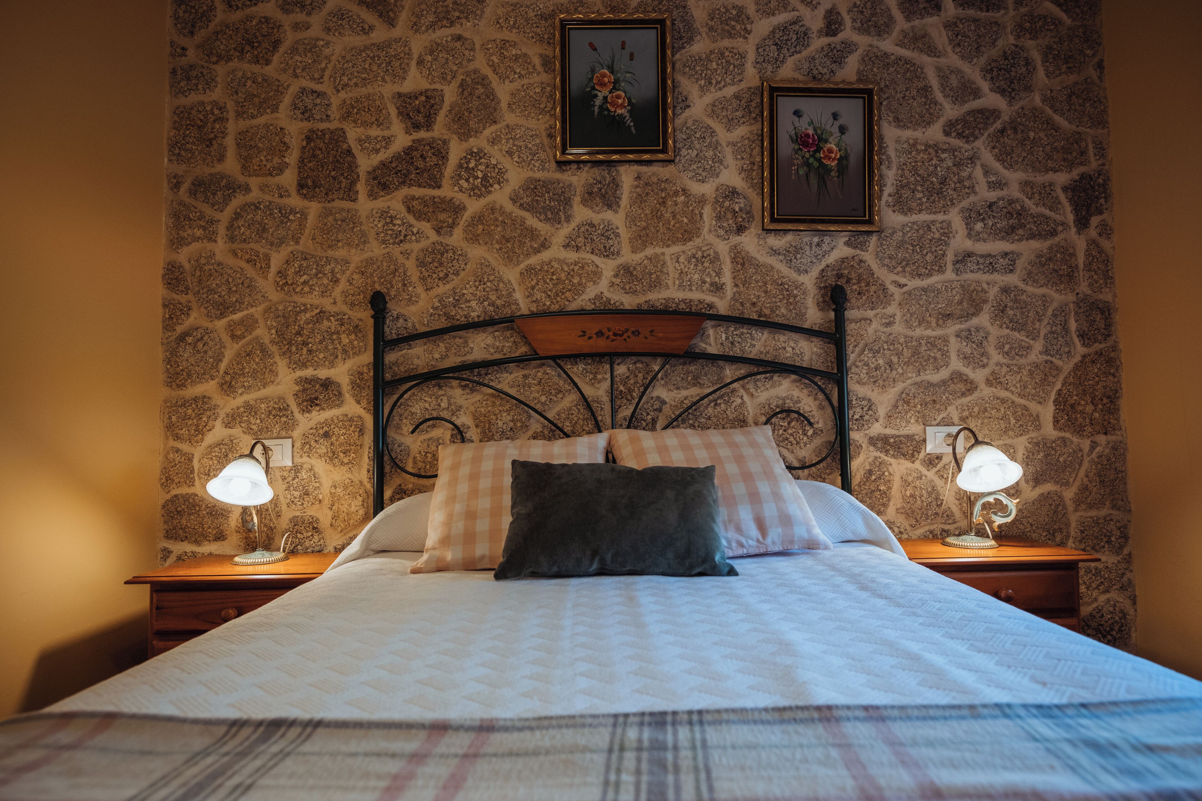 مكتب وواي فاي مجانًا وملاءات أسرّة