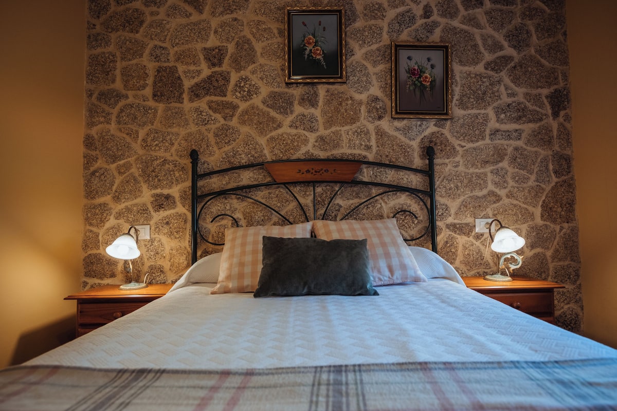 Decoración personalizada, muebles diferentes, escritorio y wifi gratis