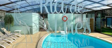 Piscina interna, guarda-sóis, espreguiçadeiras