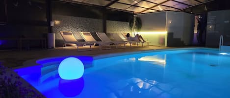 Inomhuspool, parasoller och solstolar