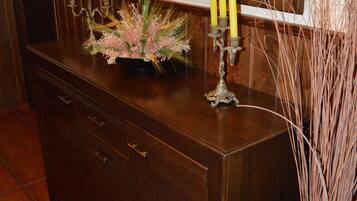 Una reception in legno con un vaso di fiori e candele.