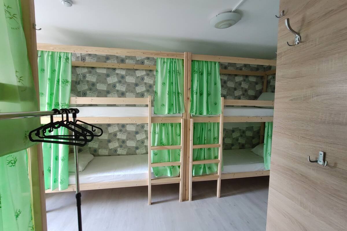 Economy-yhteismajoitus, sekamajoitus (8 beds) | Tallelokero huoneessa, silitysrauta/-lauta, lisävuoteet, ilmainen Wi-Fi
