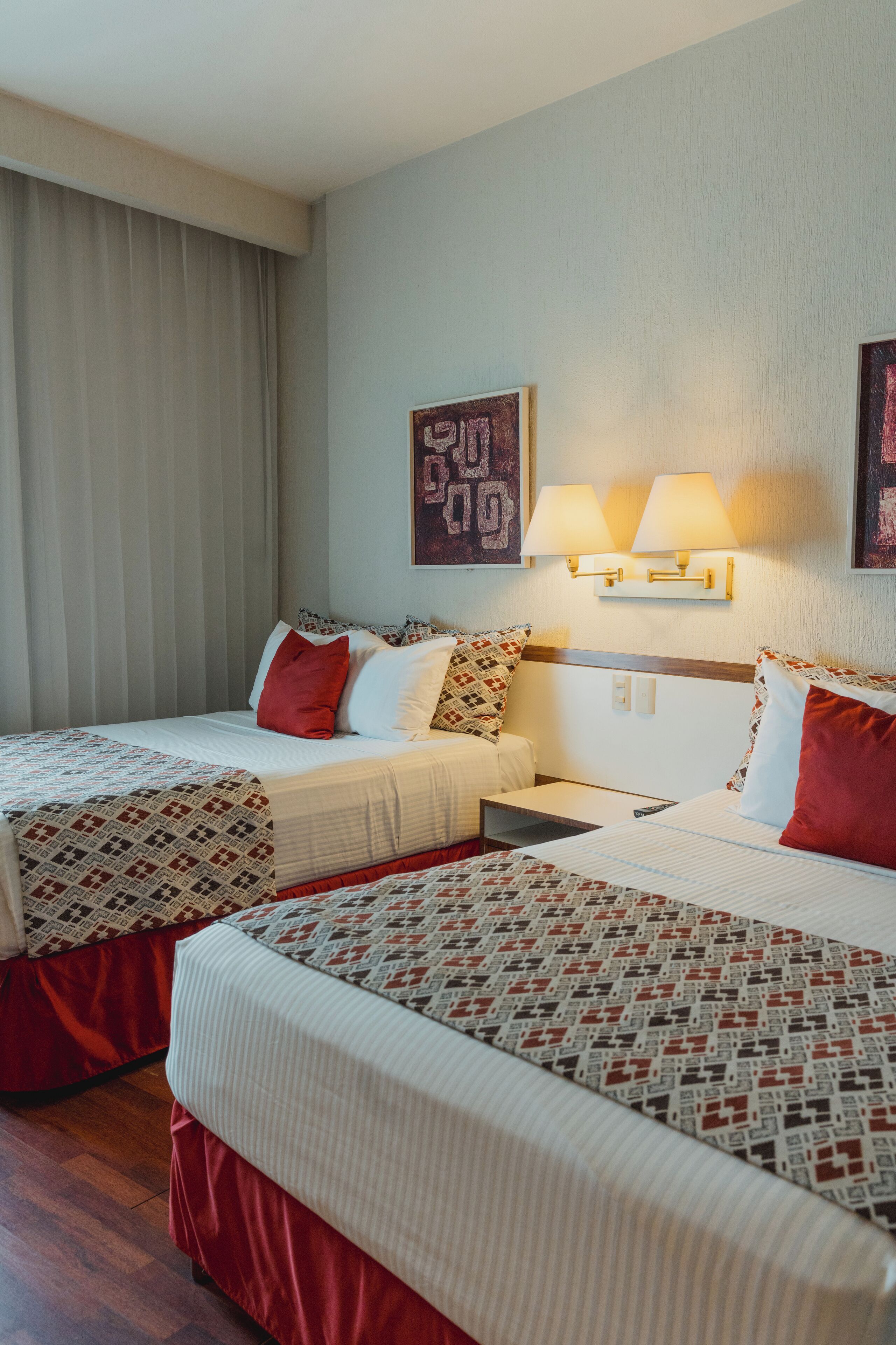 Habitación con 2 camas individuales | Caja de seguridad en la habitación, escritorio y cortinas blackout 