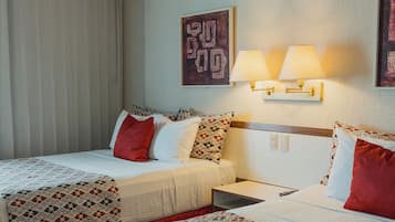 Habitación con 2 camas individuales | Caja fuerte, escritorio, cortinas opacas y sistema de insonorización