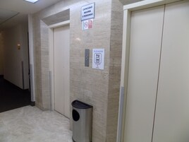 Un ascensor con un letrero que indica una capacidad máxima de 5 personas.