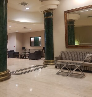 Lobby sitting area - Hotel San Marcos Express (Culiacán)