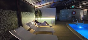 Piscine couverte, parasols de plage, chaises longues