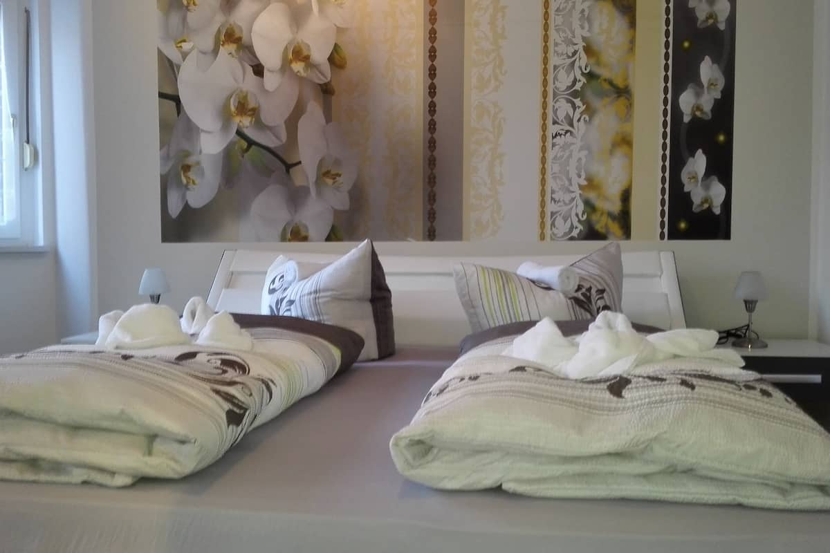 apartment, 1 bedroom (alice) | hypo-allergenic bedding, desk, iron/ironing board, free wifi