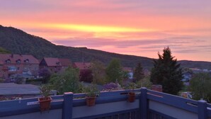 A residential area with houses and a hill in the background. - Hotel Villa Alice (Thale)