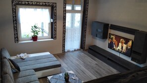 Apartamento, 1 quarto (Alice) | Área de estar | TV de tela plana