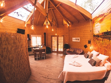 Cabin, 1 Bedroom | Desk, free cribs/infant beds, free WiFi, bed sheets