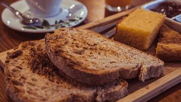 Petit déjeuner continental (9 EUR par personne)