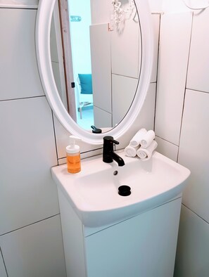 Chambre Double Confort, 2 lits doubles | Salle de bain | Douche, douche à « effet pluie », articles de toilette gratuits