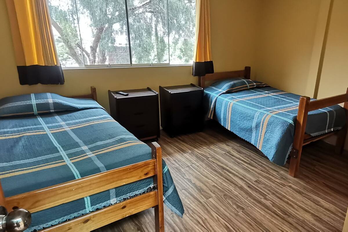 Habitación doble estándar | Baño | Regadera, toallas, jabón, papel de baño