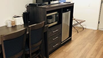 商務客房, 1 張特大雙人床 | 客廳 | 平面電視