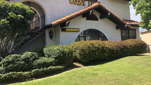 Un bâtiment sur lequel on peut lire l’inscription « COZY III » et qui possède un escalier menant à un étage supérieur.
