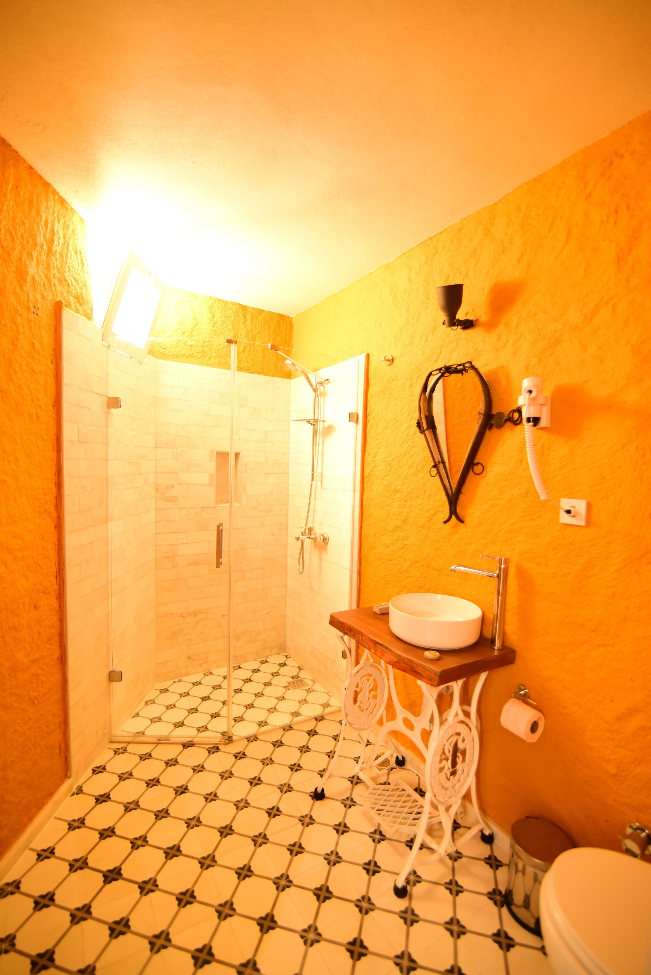 twin room, basement floor (bodrum kat oda, iki ayri yatakli) | bathroom | shower, free toiletries, hair dryer, slippers