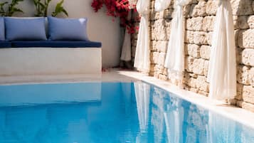 Piscine extérieure, chaises longues