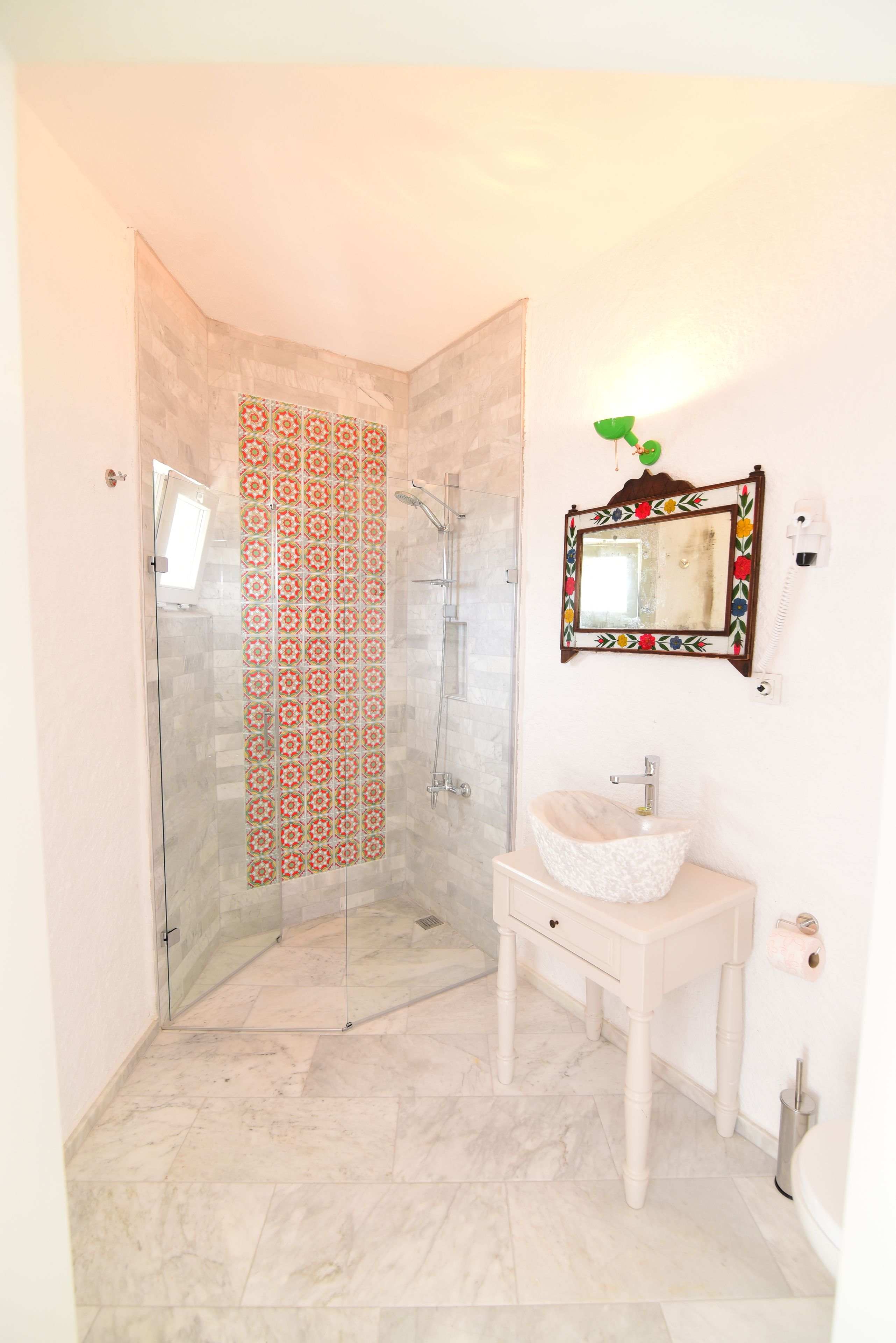 deluxe room (bay window) | egyptian cotton sheets, premium bedding, minibar