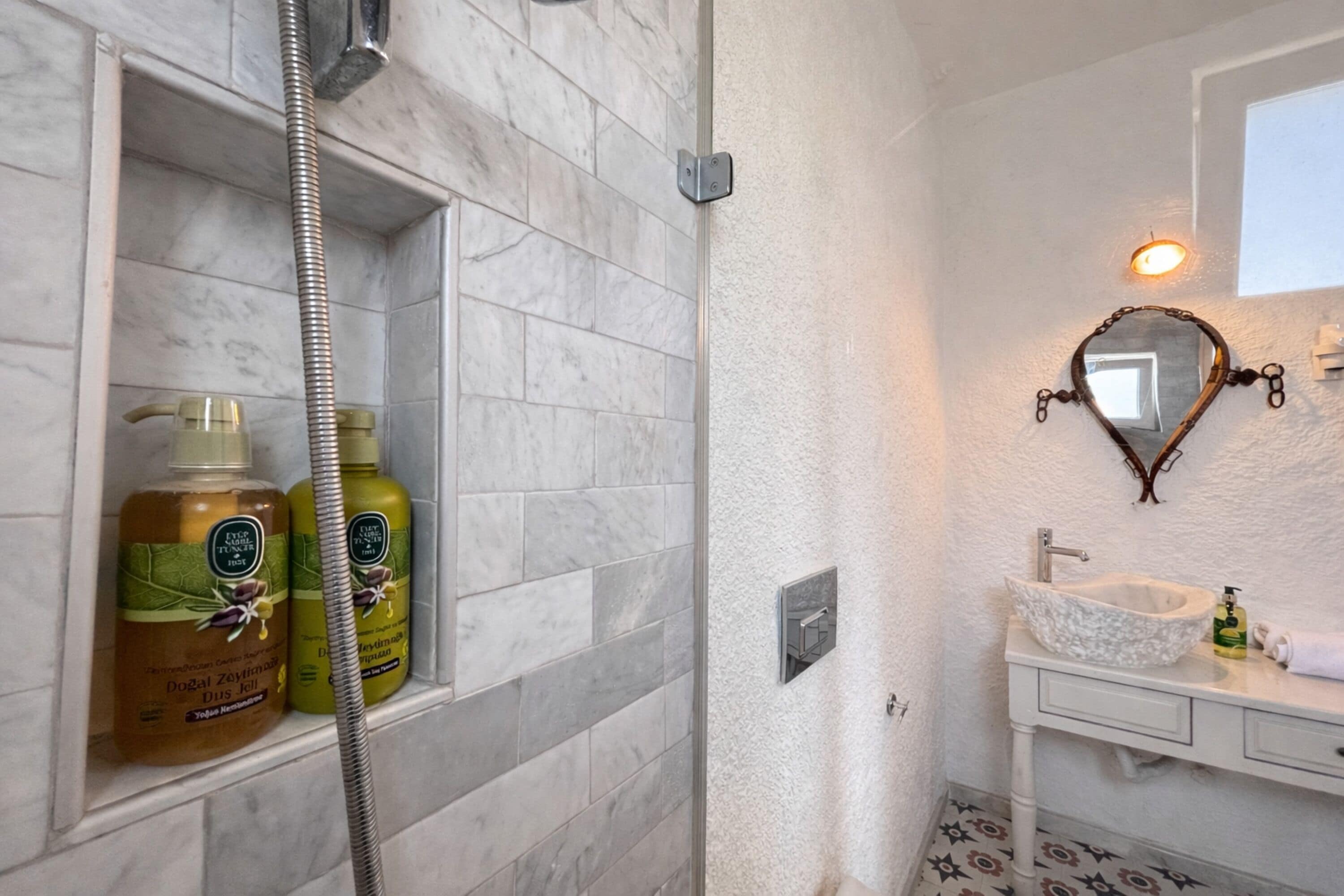 Douche, articles de toilette gratuits, sèche-cheveux, chaussons