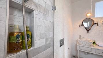 Douche, articles de toilette gratuits, sèche-cheveux, chaussons