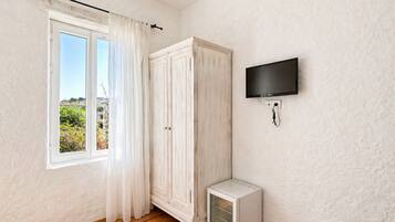 Standard Double Room, Non Smoking | Egyptian cotton sheets, premium bedding, minibar