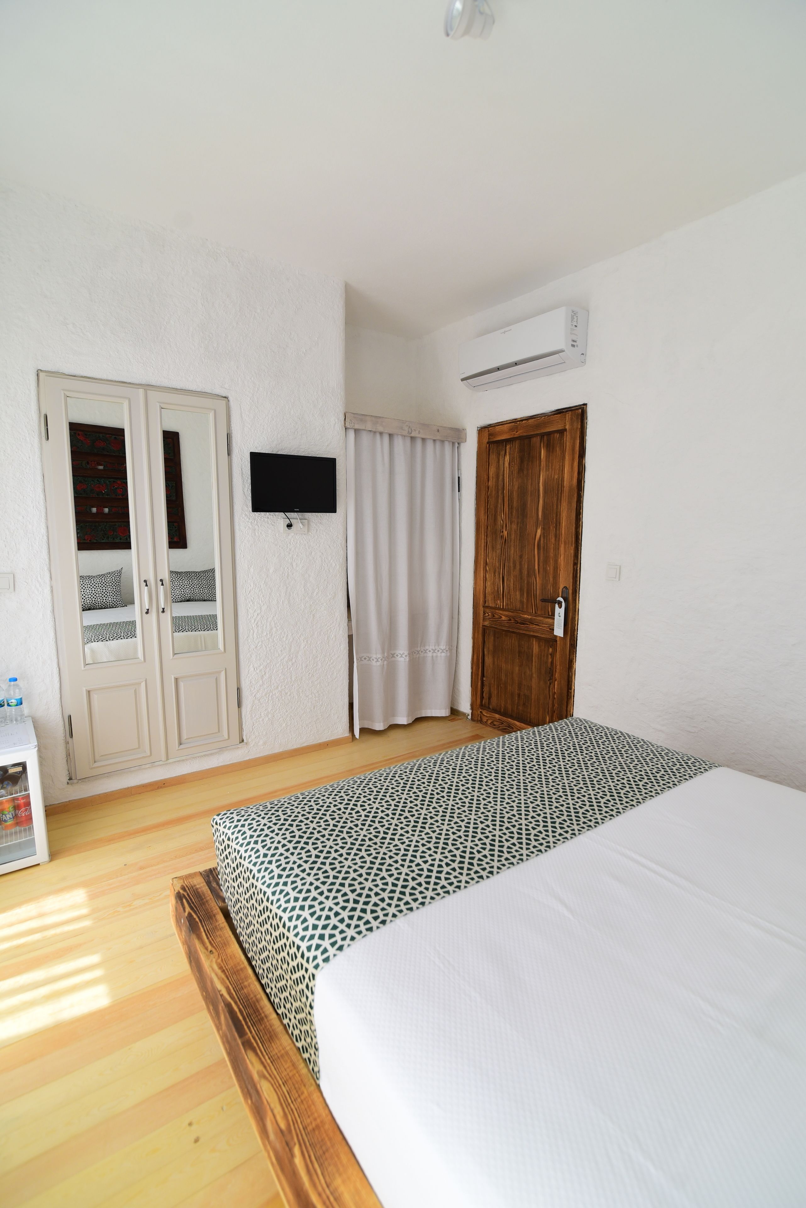 egyptian cotton sheets, premium bedding, minibar