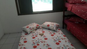 Meja, seterika/papan seterika, Wi-fi percuma, cadar katil 