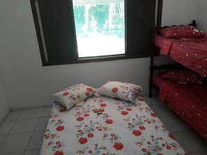 Escrivaninha, ferros/tábuas de passar roupa, Wi-Fi de cortesia