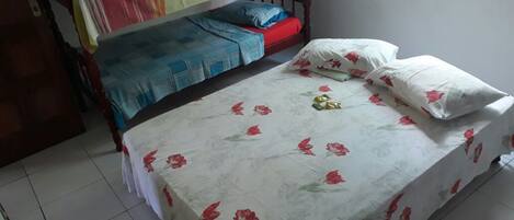 Quarto triplo | Escrivaninha, ferros/tábuas de passar roupa, Wi-Fi de cortesia