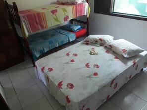 Driepersoonskamer | Een bureau, een strijkplank/strijkijzer, gratis wifi, beddengoed