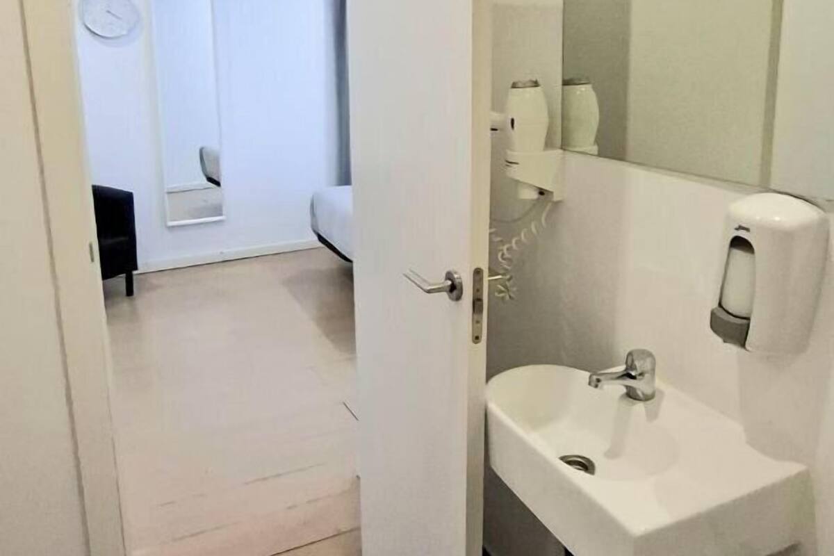 Phòng đôi tiện nghi đơn giản, phòng tắm riêng | Phòng tắm | Buồng tắm vòi sen, máy sấy tóc, khăn tắm, xà phòng