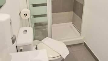 Comfort tweepersoonskamer, privébadkamer | Badkamer | Een douche, een haardroger, handdoeken, zeep