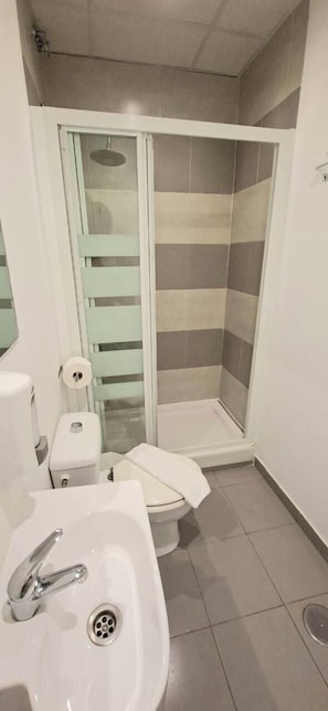Comfort Double Room, Private Bathroom | Bathroom | Shower, hair dryer, towels, soap - AYZ Javier Cabrini - Auto check-in property (Madrid)