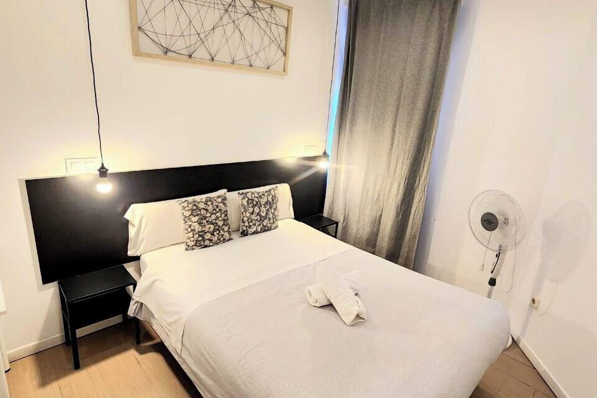 Phòng đôi tiện nghi đơn giản, 1 giường đôi, phòng tắm dùng chung | Bàn, truy cập Internet không dây miễn phí, bộ trải giường