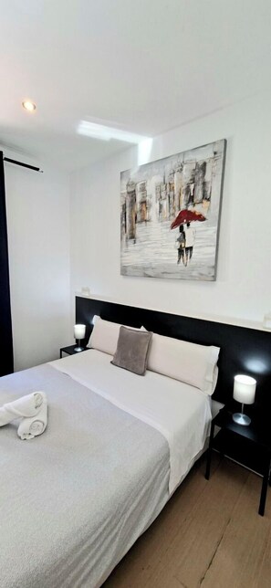 Escritorio, wifi gratis y ropa de cama 