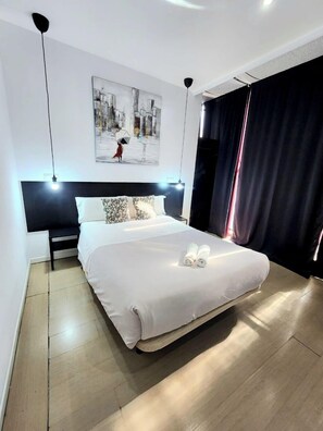 Escritorio, wifi gratis y ropa de cama 