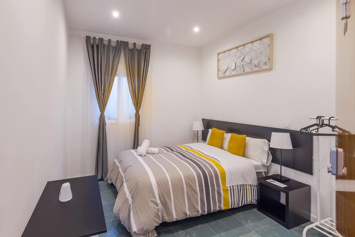 Doppia Economy, 1 letto matrimoniale, bagno condiviso | Una scrivania, Wi-Fi gratuito, lenzuola