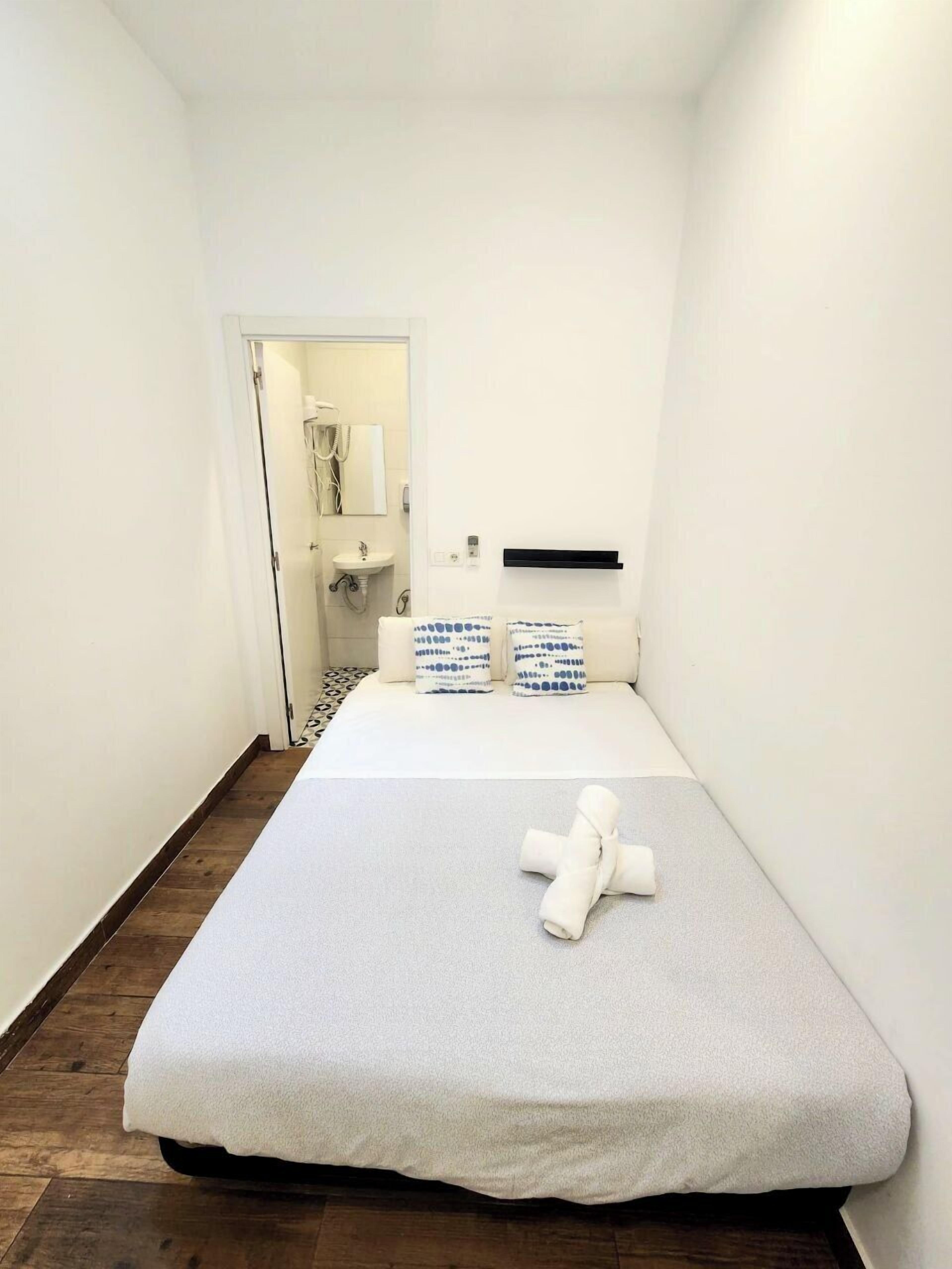 Phòng đôi tiện nghi đơn giản, 1 giường đôi, phòng tắm riêng | Bàn, truy cập Internet không dây miễn phí, bộ trải giường 