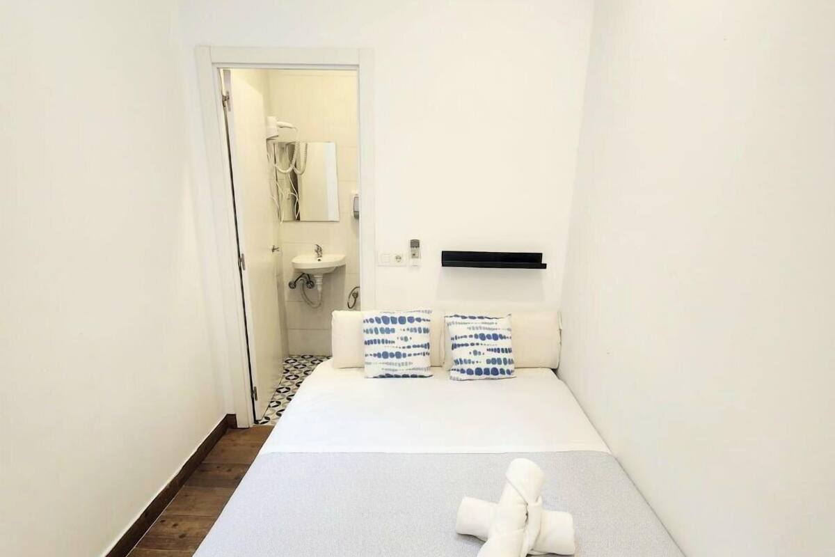 Phòng đôi tiện nghi đơn giản, 1 giường đôi, phòng tắm riêng | Bàn, truy cập Internet không dây miễn phí, bộ trải giường