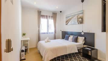 Comfort tweepersoonskamer, 1 tweepersoonsbed, gemeenschappelijke badkamer | Een bureau, gratis wifi, beddengoed