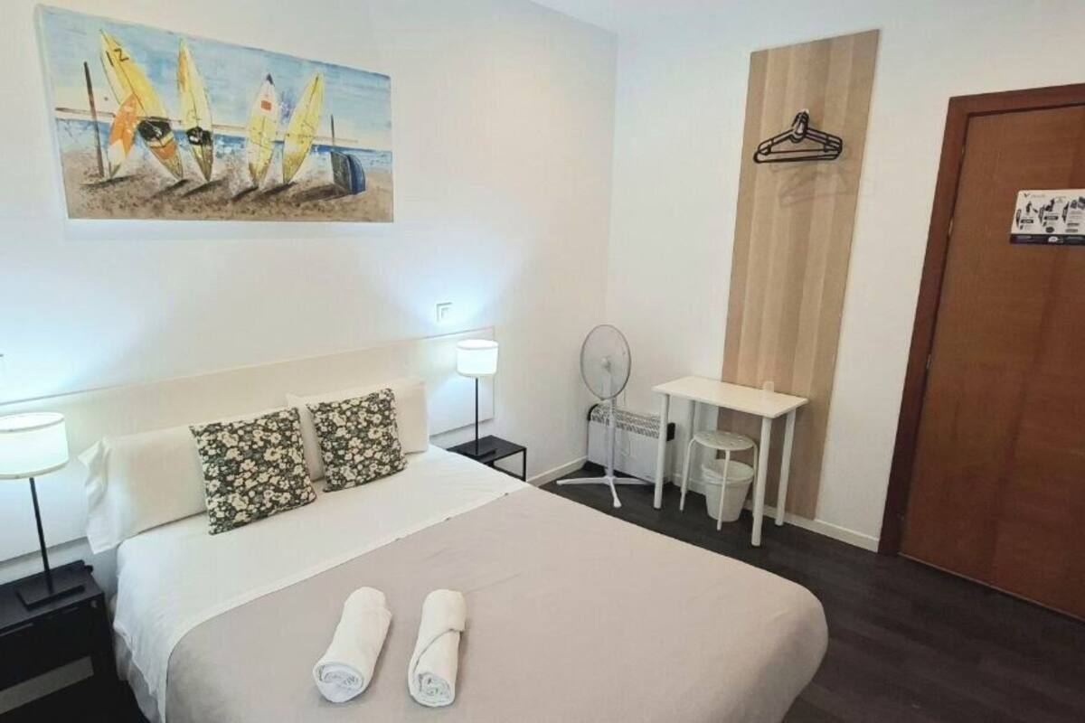 Phòng đôi Economy, 1 giường đôi, phòng tắm dùng chung | Bàn, truy cập Internet không dây miễn phí, bộ trải giường