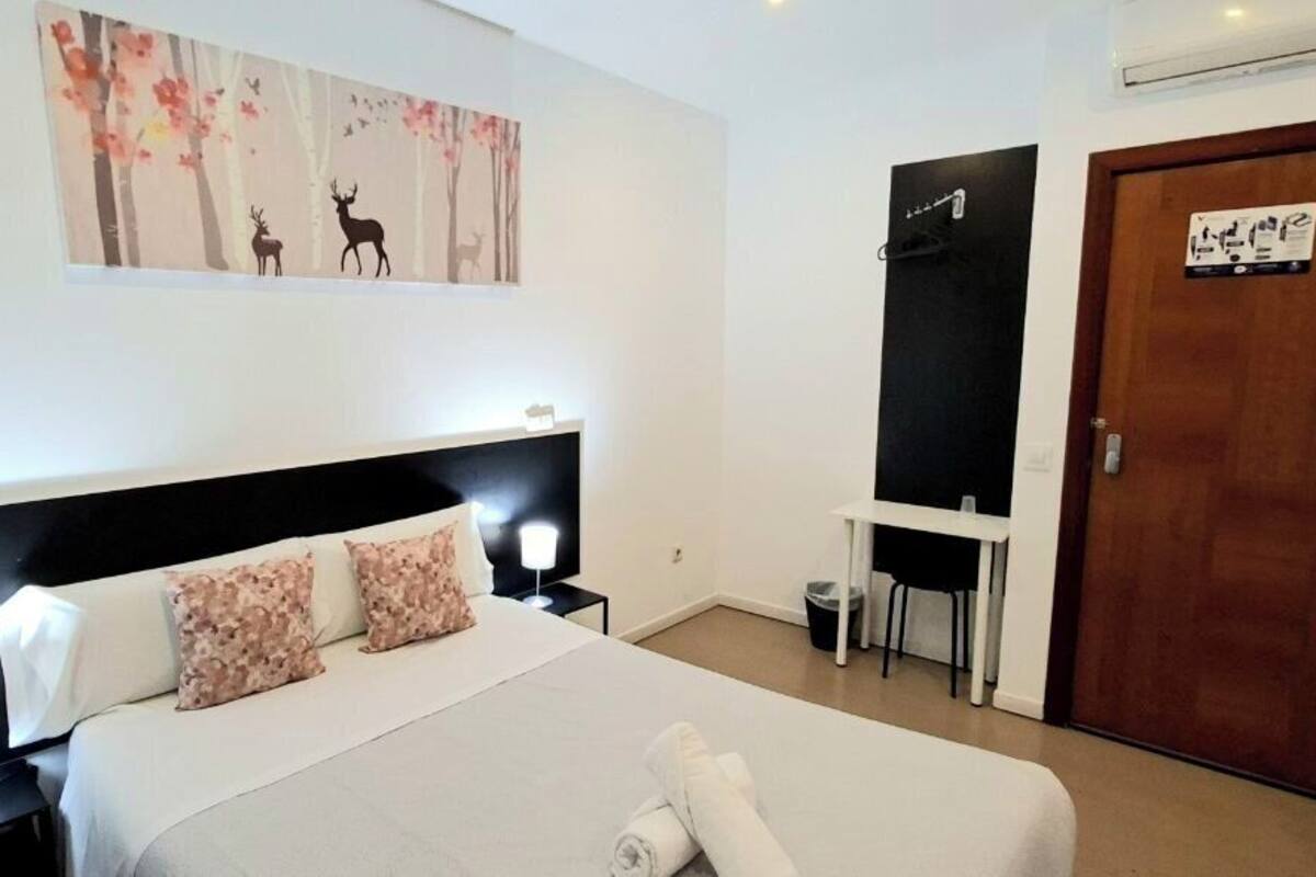 Phòng tiện nghi đơn giản, phòng tắm dùng chung | Bàn, truy cập Internet không dây miễn phí, bộ trải giường