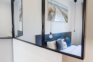 Escritorio, wifi gratis y ropa de cama 