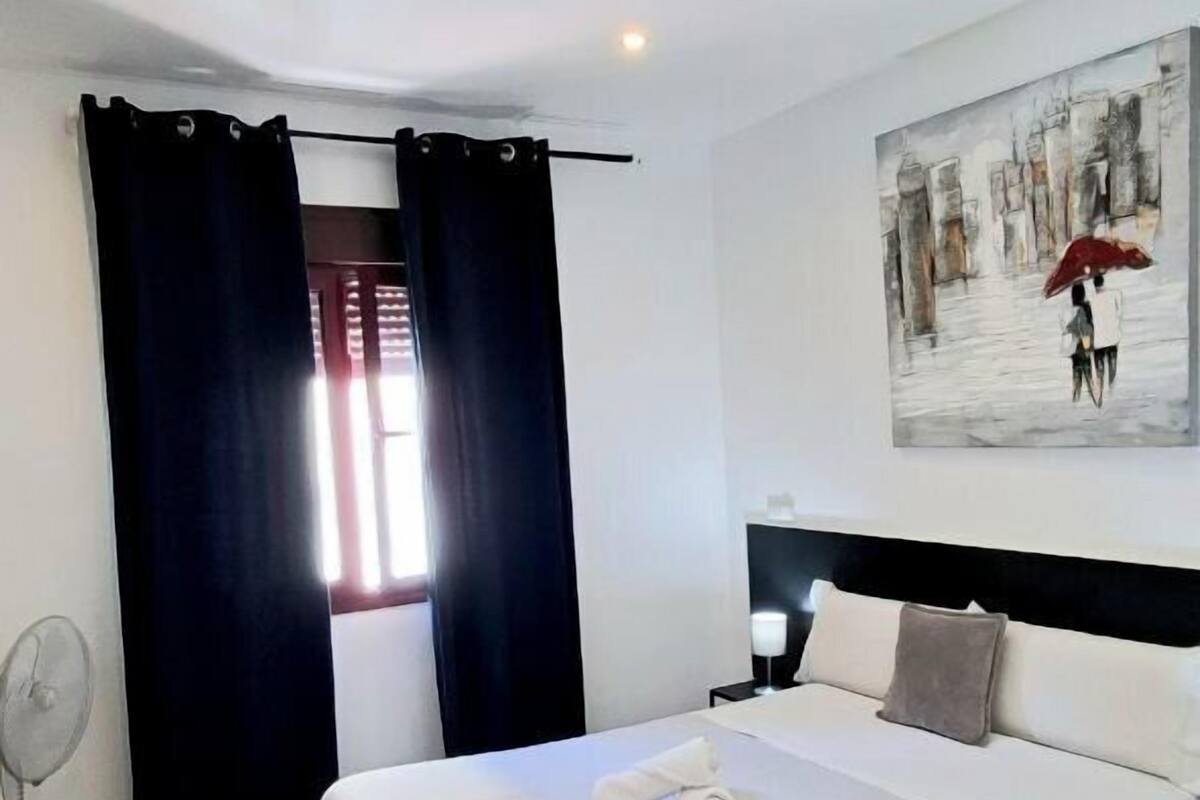 Phòng đôi tiện nghi đơn giản, phòng tắm dùng chung | Bàn, truy cập Internet không dây miễn phí, bộ trải giường