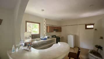 Apartamento, 1 cama Queen, sacada, vista para a piscina | Cozinha privada | Geladeira, micro-ondas, cooktop, cafeteira/chaleira