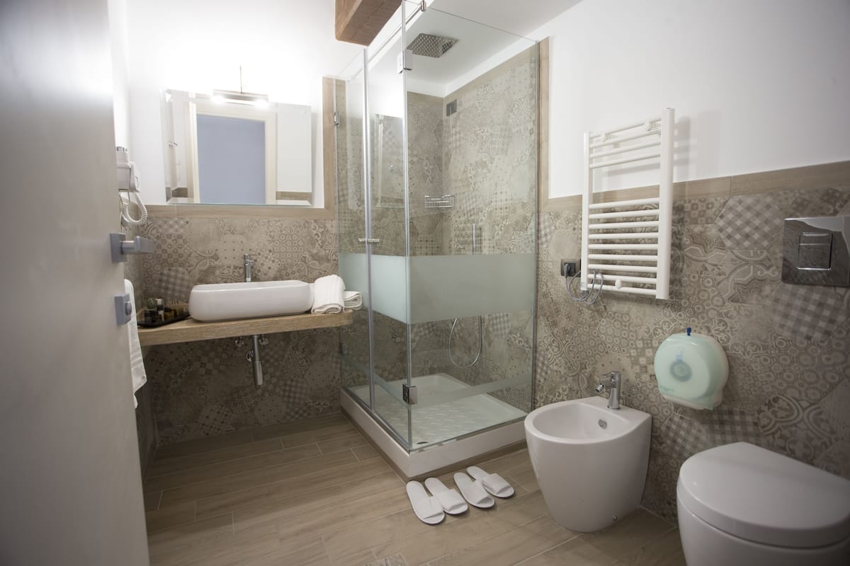 bidet, towels